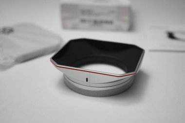Londra, Birleşik Krallık 2025.10.16 Neewer CA087 gümüş kare lens kaput ve Fujifilm X100 serisi kameralar için kapak kiti ambalaj ve kılavuz beyaz arka plan. 