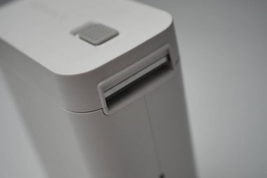 Londra, Birleşik Krallık 2025.10.16 Beyaz bir Niimbot D101 taşınabilir etiket makinesinin yakın çekimi beyaz bir yüzey üzerinde dikiliyor. 