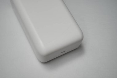 Londra, Birleşik Krallık 2025.10.16 Beyaz bir Niimbot D101 taşınabilir etiket makinesinin yakın çekimi beyaz bir yüzey üzerinde dikiliyor. 