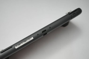 Londra, Birleşik Krallık 2025.10.16 Grey Nintendo Switch Lite el kumandalı oyun konsolu beyaz bir yüzeye yerleştirilir, parçalar veya tamir için gösterilir. 