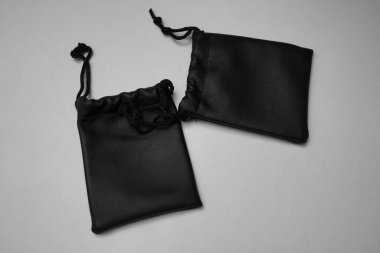 Londra, Birleşik Krallık 2025.10.16 Lavalier için damgalanmış iki siyah Rode mikrofon beyaz bir yüzeye yerleştirilmiş mikrofonlar taşımaktadır.. 