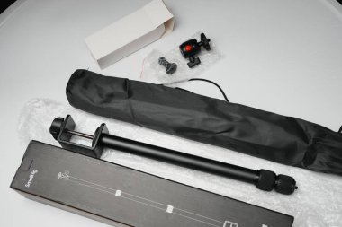 Londra, Birleşik Krallık 2025.10.16 SmallRig Encore DT-10 destek kolu orijinal siyah perakende kutusu beyaz arka plan üzerine yerleştirilmiş 