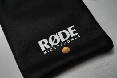 Londra, Birleşik Krallık 2025.10.16 Lavalier için damgalanmış iki siyah Rode mikrofon beyaz bir yüzeye yerleştirilmiş mikrofonlar taşımaktadır.. 