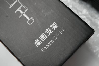 Londra, Birleşik Krallık 2025.10.16 SmallRig Encore DT-10 destek kolu orijinal siyah perakende kutusu beyaz arka plan üzerine yerleştirilmiş 