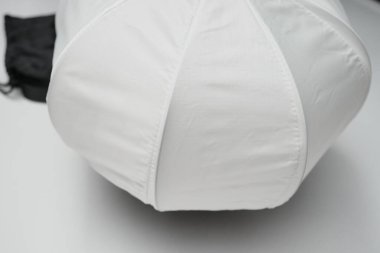 Londra, Birleşik Krallık 2025.10.16 Ulanzi AS-L30 katlanabilir fener softbox siyah çantasıyla beyaz bir yüzey üzerinde sergilenmektedir.. 