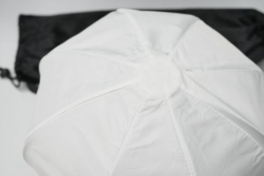 Londra, Birleşik Krallık 2025.10.16 Ulanzi AS-L30 katlanabilir fener softbox siyah çantasıyla beyaz bir yüzey üzerinde sergilenmektedir.. 