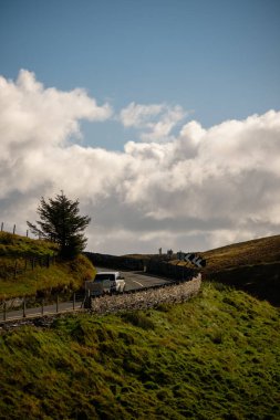 Snowdonia, Galler 2025.09.20 Yeşil dağlara ve dramatik bulutlara karşı kurulmuş taştan bir viyadük manzarası. 