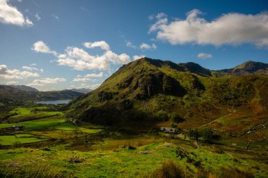 Snowdonia, Galler 2025.09.21 yemyeşil yamaçlar ve Llyn Gwynant gölüne bakan dağ sırtı.. 