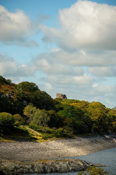 Snowdonia, Galler 2025.09.20 Antik taş kalıntıları Eryri Ulusal Parkı 'nda yumuşak sonbahar ışığı altında ormanlık bir tepenin üzerinde yükseliyor.. 