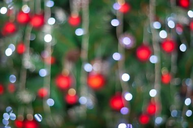 Noel topları ağaç ve ışık dekorasyon bokeh arka plan