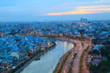 Ho Chi Minh City akşam yol, kanal, trafik, Doğu-Batı Caddesi (Vo Van Kiet Street evler)