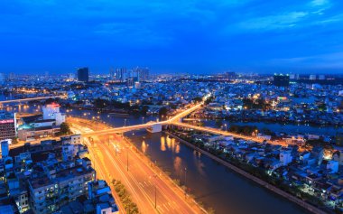 Renkli ve canlı cityscape Vo Van Kiet Y harfi Köprüsü (Cau Chu Y) Ho Chi Minh City'de sokak görünümünü hava gece çapraz kanal