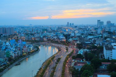 Ho Chi Minh City akşam yol, kanal, trafik, Doğu-Batı Caddesi (Vo Van Kiet Street evler)