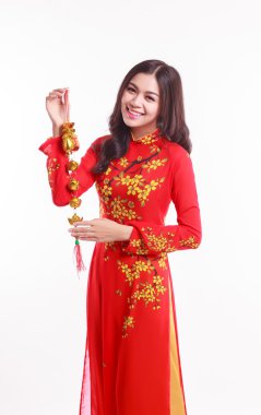 Güzel Vietnamca kadın kırmızı ao dai şanslı tutan nesne için süslemeleri ile ay yeni yıl kutlamak