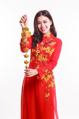 Güzel Vietnamca kadın kırmızı ao dai şanslı tutan nesne için süslemeleri ile ay yeni yıl kutlamak
