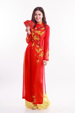 Kırmızı ao dai için şanslı kırmızı paketlerden tutan güzel Vietnamca kadınla ay yeni yıl kutlamak