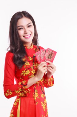 Kırmızı ao dai için şanslı kırmızı paketlerden tutan güzel Vietnamca kadınla ay yeni yıl kutlamak