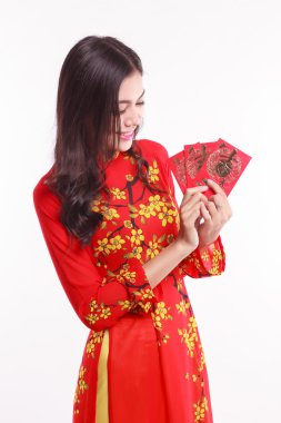 Kırmızı ao dai için şanslı kırmızı paketlerden tutan güzel Vietnamca kadınla ay yeni yıl kutlamak