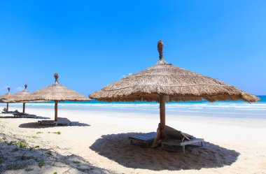 Çadır ve tropikal beyaz kum plaj Doktor izin, nha trang, Vietnam lounge