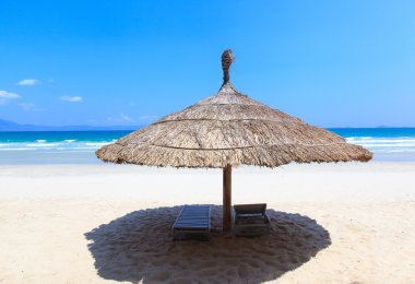 Çadır ve tropikal beyaz kum plaj Doktor izin, nha trang, Vietnam lounge