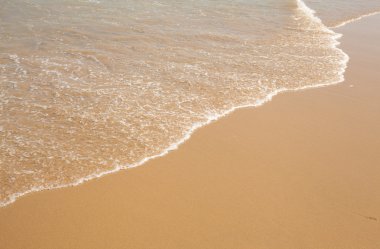 açık kum plajındaki su dalgası