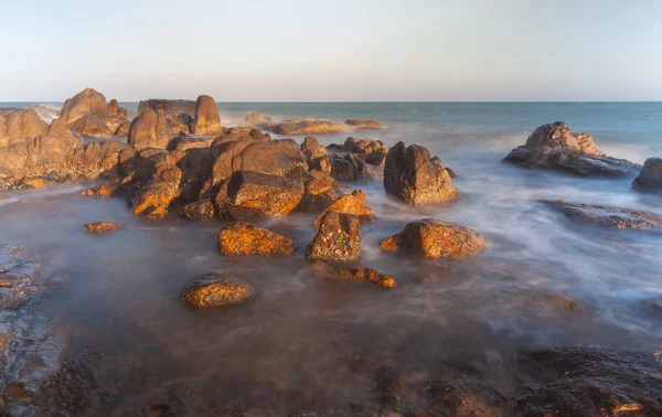 Co Thach rots strand met Golf in het zonlicht ochtend, Binh Thuan, Vietnam. — Stockfoto