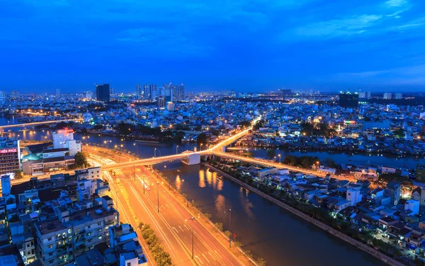 Vista aérea noturna da paisagem urbana colorida e vibrante da rua Vo Van Kiet em Ho Chi Minh City com ponte de letra Y (Cau Chu Y) atravessar o canal — Fotografia de Stock