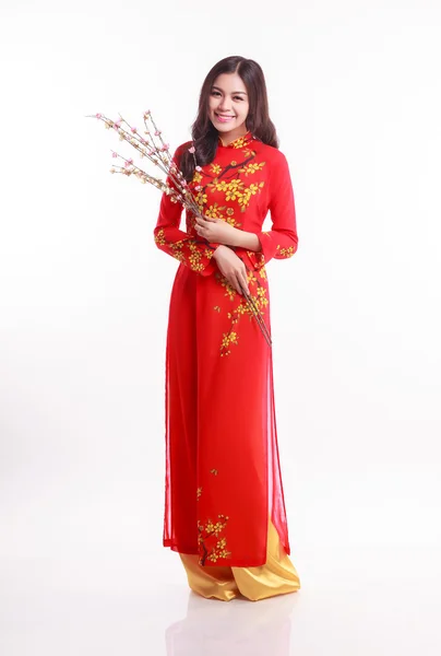 Kırmızı ao dai için kiraz çiçeği tutan güzel Vietnamca kadınla ay yeni yıl kutlamak — Stok fotoğraf