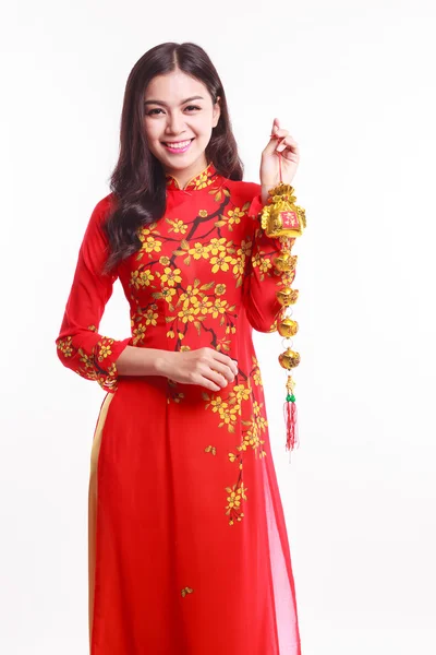 Güzel Vietnamca kadın kırmızı ao dai şanslı tutan nesne için süslemeleri ile ay yeni yıl kutlamak — Stok fotoğraf