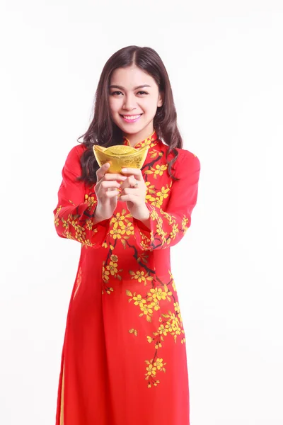 Kırmızı ao dai şanslı yılbaşı süsleme - altın yığını tutan güzel Vietnamca kadınla
