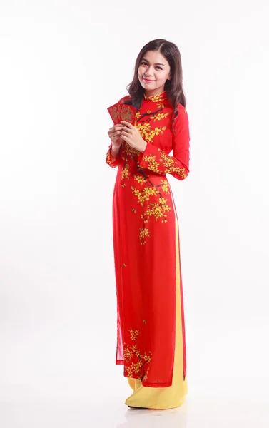 Kırmızı ao dai için şanslı kırmızı paketlerden tutan güzel Vietnamca kadınla ay yeni yıl kutlamak — Stok fotoğraf