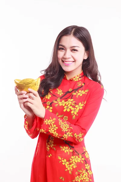 Schöne vietnamesische Frau mit rotem ao dai mit glücklichem Neujahrsschmuck - Stapel Gold — Stockfoto