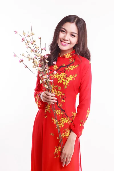 Mulher vietnamita bonita com vermelho ao dai segurando flor de cereja para comemorar o ano novo lunar — Fotografia de Stock