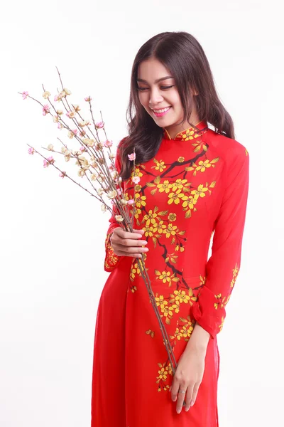 Mooie Vietnamese vrouw met rode ao dai houden kersenbloesem voor vieren nieuwe maanjaar — Stockfoto