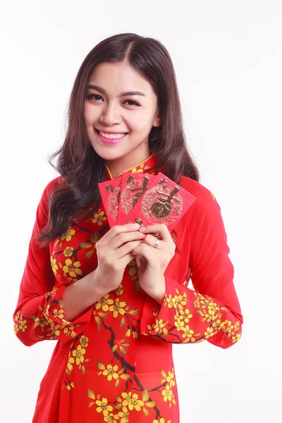 Beautiful Vietnamese woman with red ao dai holding lucky red packet for celebrate lunar new year — Stock Photo, Image