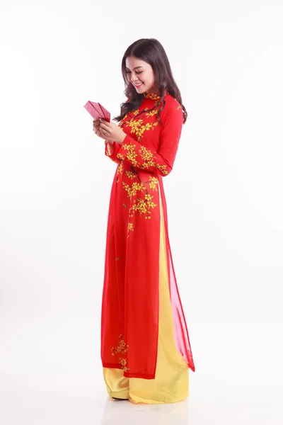 Hermosa mujer vietnamita con ao dai rojo sosteniendo paquete rojo suerte para celebrar el año nuevo lunar —  Fotos de Stock