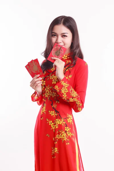 Schöne vietnamesische Frau mit rotem ao dai hält glückliches rotes Päckchen für das Mondneujahr — Stockfoto