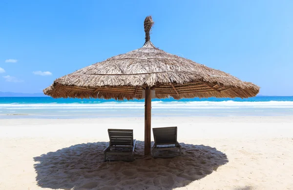 Çadır ve tropikal beyaz kum plaj Doktor izin, nha trang, Vietnam lounge