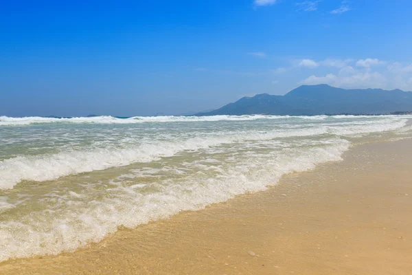 Gouden zand en Golf beach blauwe hemel daglicht landschap — Stockfoto