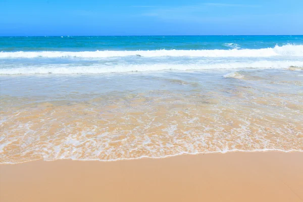 Gouden zand en Golf beach blauwe hemel daglicht landschap — Stockfoto