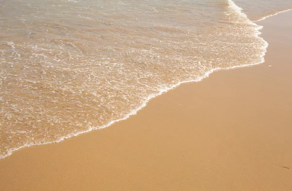 açık kum plajındaki su dalgası