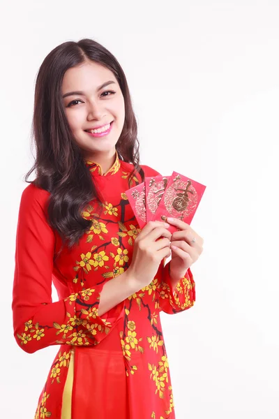 Hermosa mujer vietnamita con ao dai rojo sosteniendo paquete rojo suerte para celebrar el año nuevo lunar Imagen de archivo