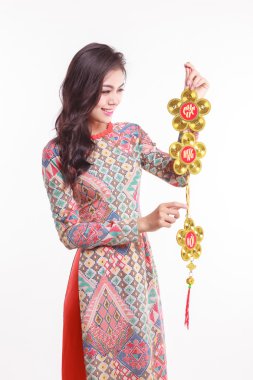 Güzel Vietnamca kadın giyiyor izlenim ao dai şanslı tutan nesne için dekore ay yeni yıl kutlamak