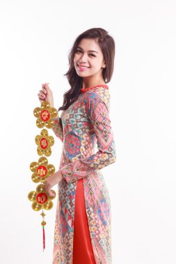 Güzel Vietnamca kadın giyiyor izlenim ao dai şanslı tutan nesne için dekore ay yeni yıl kutlamak