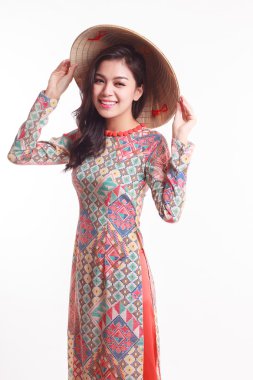 Güzel Vietnamca genç ve kadın ile gelenek modern ao dai palmiye yaprak koni şapka