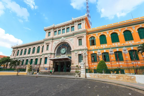 View of Ho Chi Minh City General Post Office. The Post office to be the process of painting a new color — Stock Photo, Image