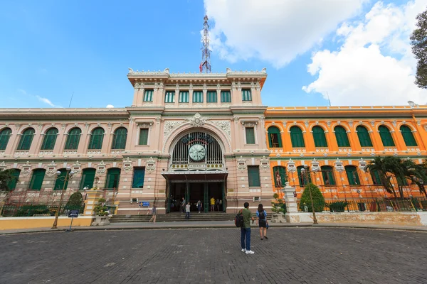 视图的胡志明市邮政总局。邮局的画一种新颜色的过程 — 图库照片