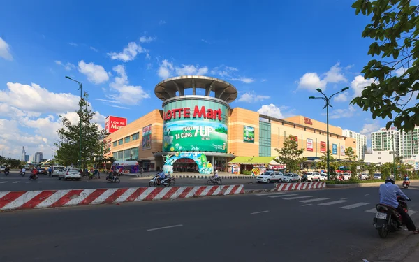 Lotte Mart in district 4, near Phu My Hung. LOTTE Mart Vietnam is on the way becoming the best retailer in Vietnam — Stock Photo, Image