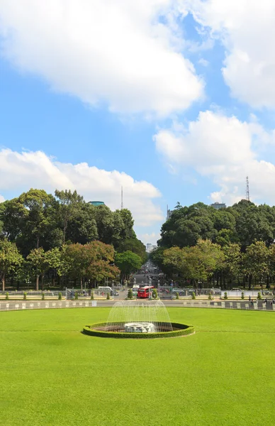 Fontana e campo di erba nel Palazzo della riunificazione, punto di riferimento a Ho Chi Minh City, Vietnam — Foto Stock