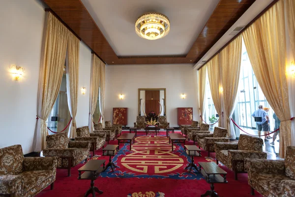 Receptie kamer in het hereniging Palace. Het werd gebruikt als hoofdkwartier door het Zuid-Vietnamese kabinet tijdens de Vietnam-oorlog. — Stockfoto